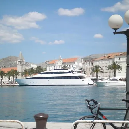 Fuer Sechs Personen- Mit Einem Balkon By Interhome Trogir