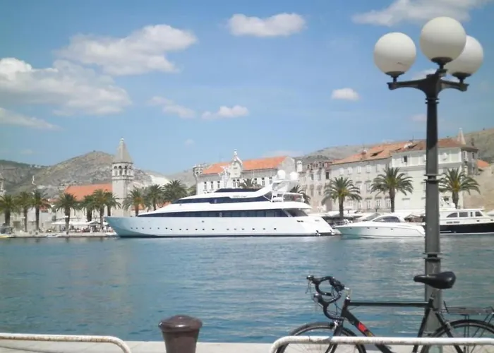 Fuer Sechs Personen- Mit Einem Balkon By Interhome Trogir