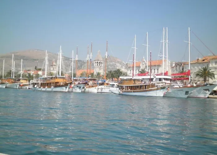 Fuer Sechs Personen- Mit Einem Balkon By Interhome Trogir